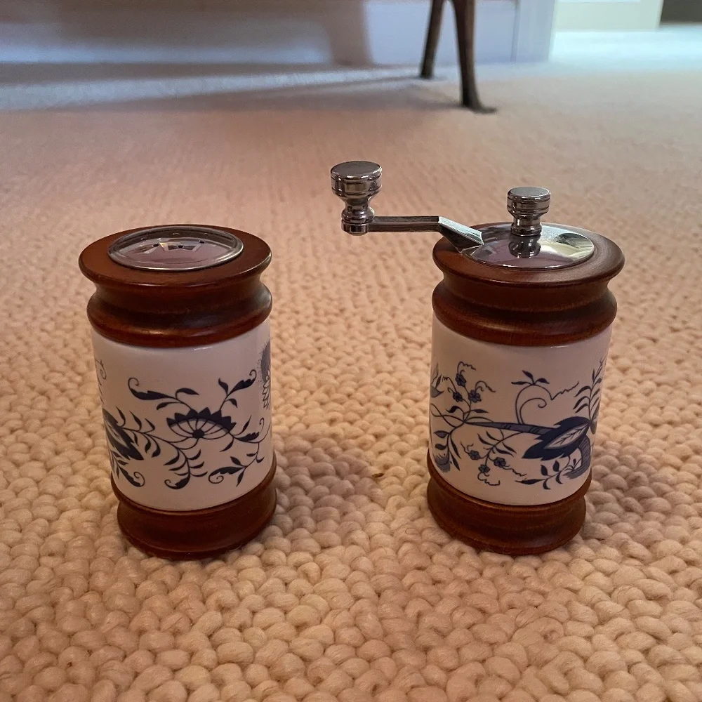 VINTAGE OLDE THOMPSON WOOD AND CERAMIC SALT SHAKER & PEPPER MILL , BLUE & WHITE - Picture 3 of 5